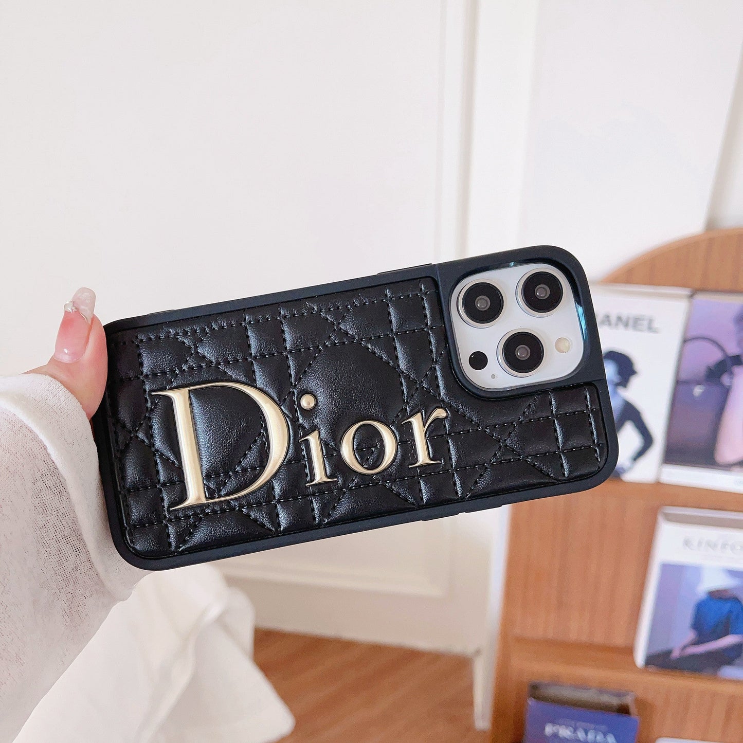 IPhone-Hülle aus Leder mit goldenem CD-Logo
