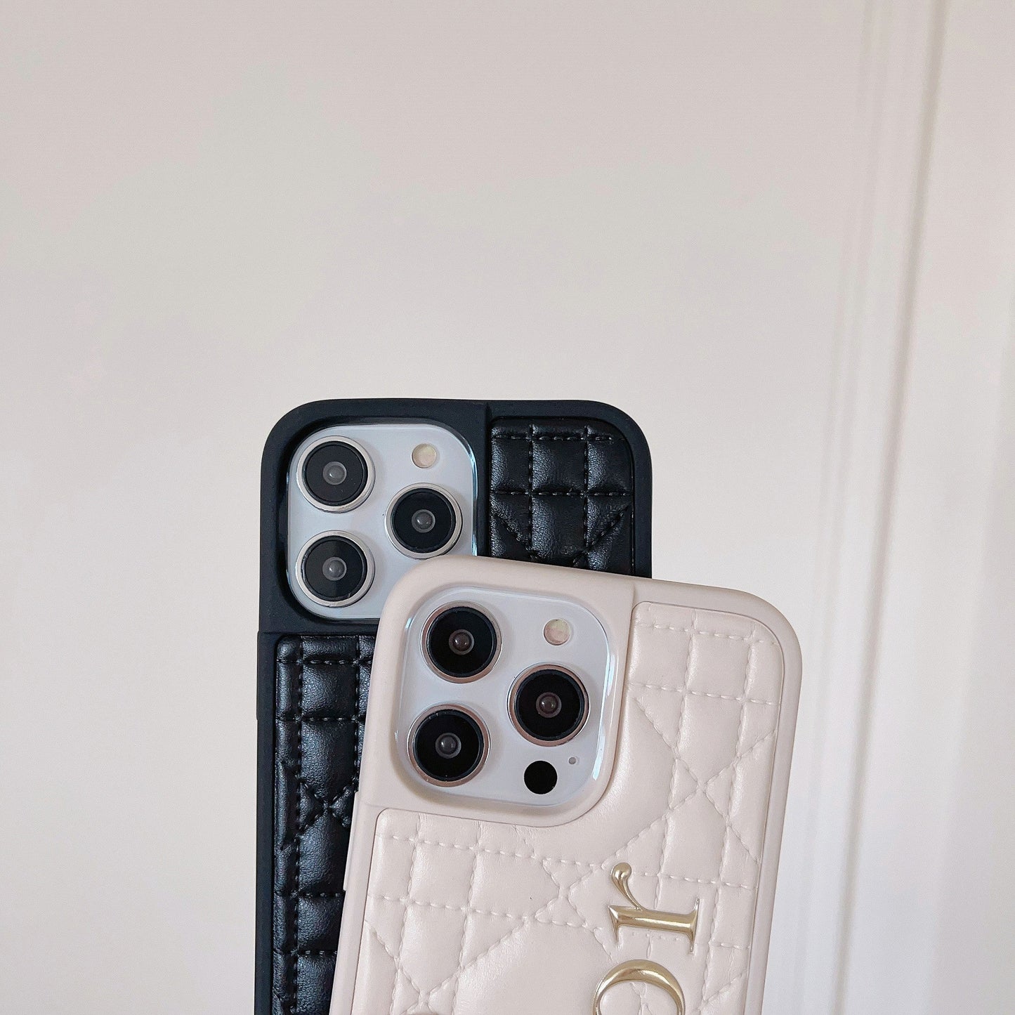 IPhone-Hülle aus Leder mit goldenem CD-Logo