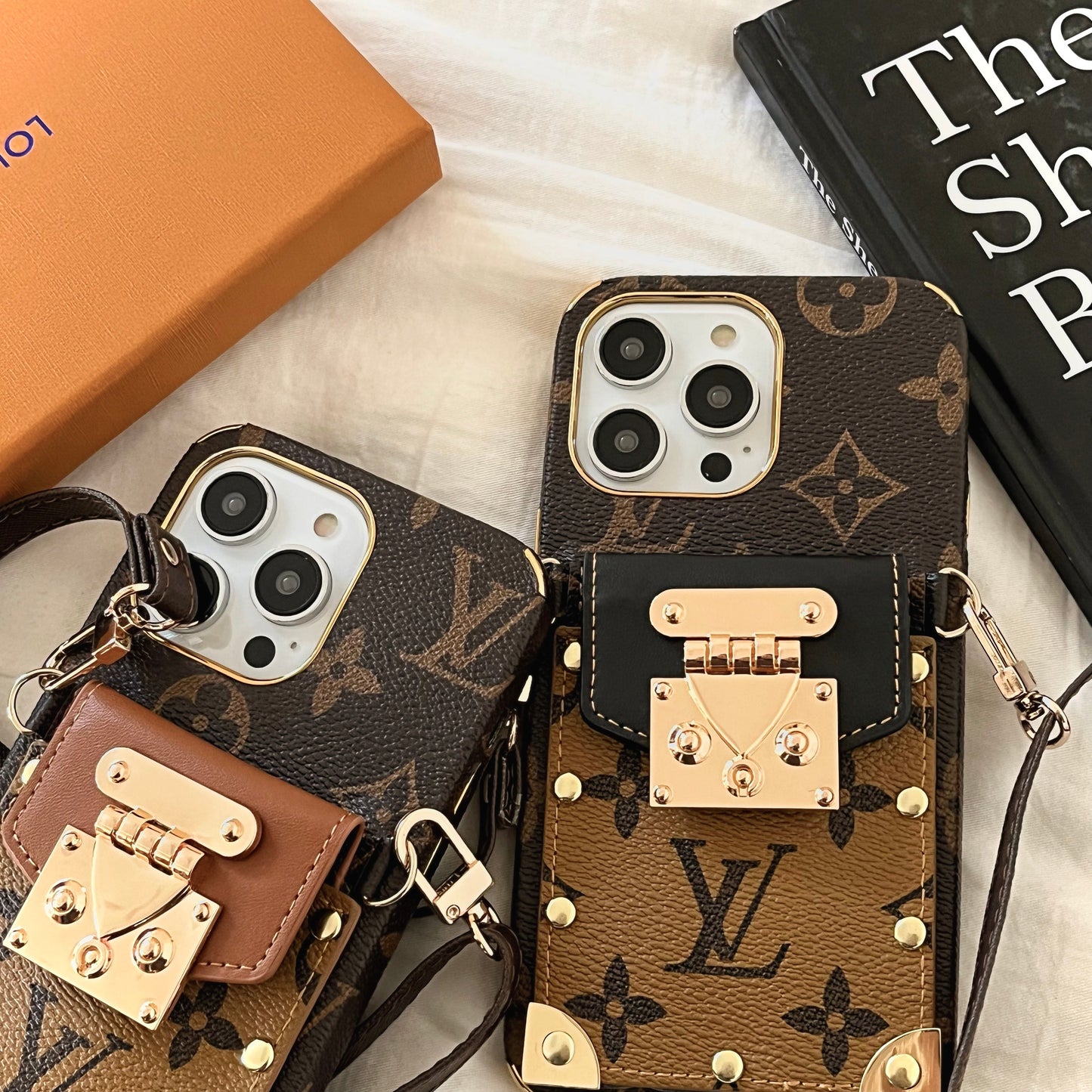 Cás iPhone Leathar Slabhra Lou